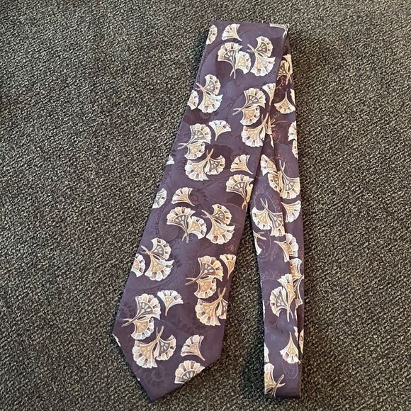 Valentino Italian 100% Silk Eggplant Purple Men’s Tie w/ Handheld Fan Design - Picture 3 of 16